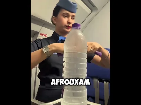 O motivo secreto pelo qual os comissários de bordo fazem ISSO com as garrafas de água 😳✈️  #shorts