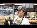 Harold Diaz presenta el deli de Fine Fare Supermarket en Brentwood Long Island
