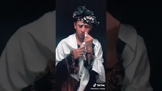 صاحبت صاحب شيطان كل يومين اروح سكران 