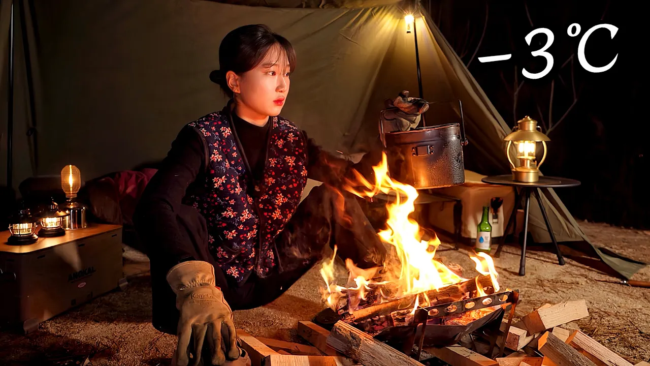 【솔로캠핑】 난로 없이 숲속에서 1박 / 반합으로 통삽겹 바베큐 만들기 (feat. 맛다시와 참이슬) / 장작 소리 ASMR / 파인힐캠프 / 네이처하이크 아레스 / a형 텐트 썸네일