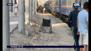 Пассажиры жалуются на неудобства на ж/д вокзале Тараза