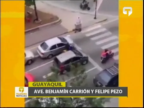 Delincuentes aprovechan luz roja del semáforo para asaltar