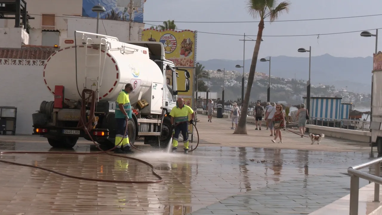 Jornada intensiva de limpieza tras la celebración de San Juan