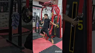 عامل معلم بدو يرفع وزن اتقل منو 