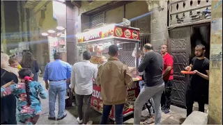 الناس بتقف طابور علي عربية عم مرزوق استاذ الاكل الشعبي في درب سعاده 