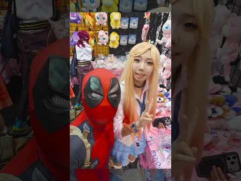 Deadpool taking photos of cosplayers cosplaying cosplayers 😆 #deadpool #mydressupdarling #cosplay