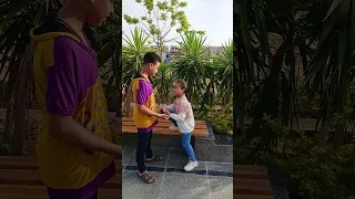 قاعد على الكافيه و بتستعجل الجرسون   دندنها