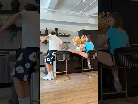 🪑🪑🪑+🤷‍♂️=🤸‍♀️ #familyfirst #flexibility @yana.chirkina