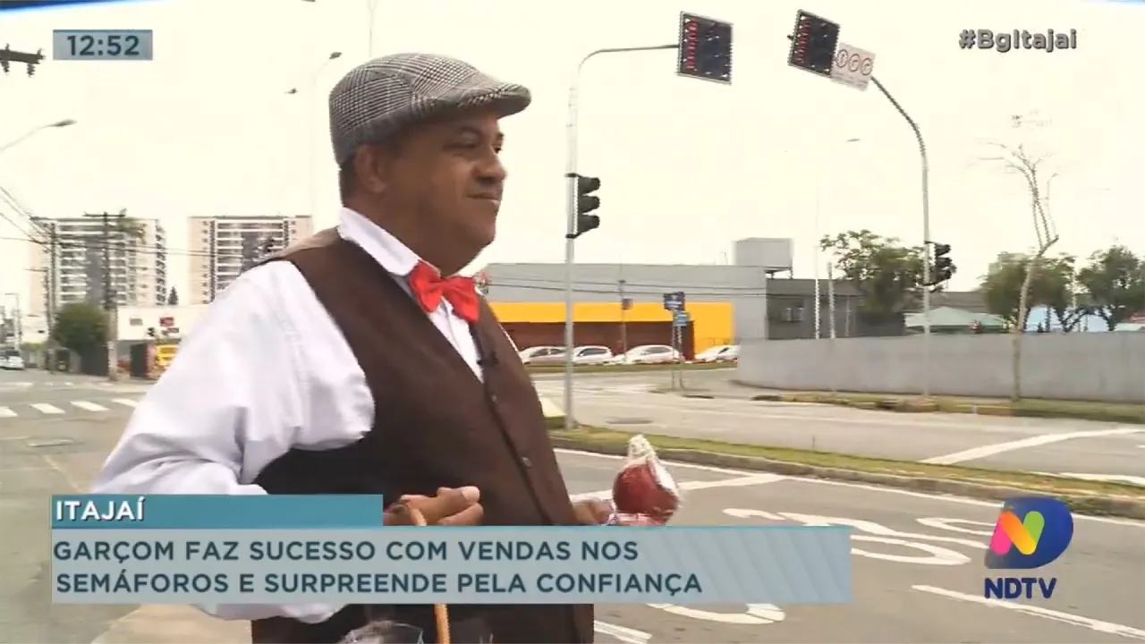 Garçom faz sucesso com vendas nos semáforos e surpreendes pela confiança nos clientes