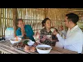 Download Lagu Xiao La lachte vrolijk terwijl ze met CEO Duong en de oude dame in het kleine huisje dineerde.