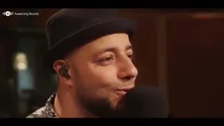 طاهر القلب نقي ذاكر لله      المصطفي الصفي صلي عليه الله    دندنها