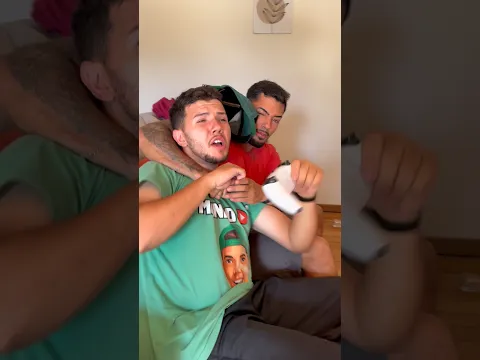 EU FIQUEI COM RAIVA DO MEU AMIGO… ATÉ DESCOBRIR QUEM ESTAVA COMENDO MEU BISCOITO! 😱🐶