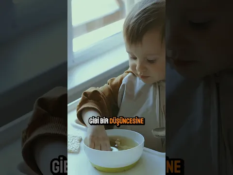 Yemeğiyle Oynayan Bebek