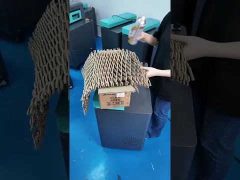 Nicht wegwerfen — verwandeln! 💥 Ein Knopf an unserem Kartonzerkleinerer macht aus Müll einen Schatz.