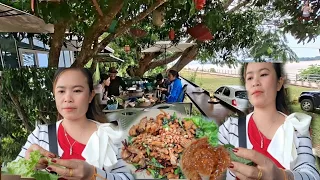 ได้เวลากินข้าวเที่ยงแล้วจ้า เมี่ยงปลาแซบๆกับทุเรียน จุ่มปลานิล กับบรรยากาศริมโขง