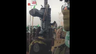 شاهد مقاتل قسامي يحمل سلاح ا إسرائيليا استولت عليه المقاومة في 7 أكتوبر 