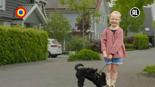 Vesper laat haar buurt zien met puppy Femke | De straten van | Kindertijd KRO-NCRV