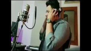 الشاب الذي اعترف رامي صبري بانه غني اغنيه مفيش واحد بيتعلم افضل منه ماشاء الله احساس رووعه 