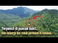 Lagu SATU KELUARGA SEPASANG LANSIA TINGGAL DI RUMAH PERMANEN DI PUNCAK PEGUNUNGAN TANPA TETANGGA.
