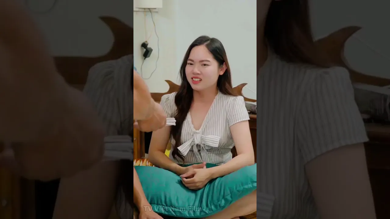 POV 2: Pretty girl buys meat but doesn't want to pay #shorts poster