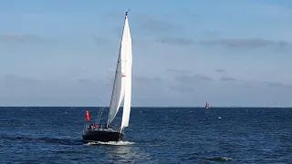 Solozeilend de haven van Texel in – Ep. 36