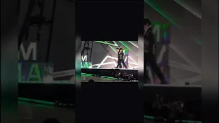 تاي لما راح يستلم الجائزة 