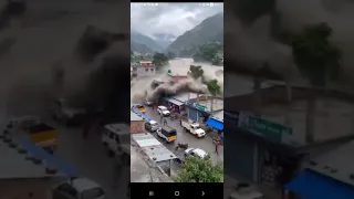 السيل جرف الناس والبيوت كأنهم نمل 😰😰 فيضان النيبال شيء مخيف جدا