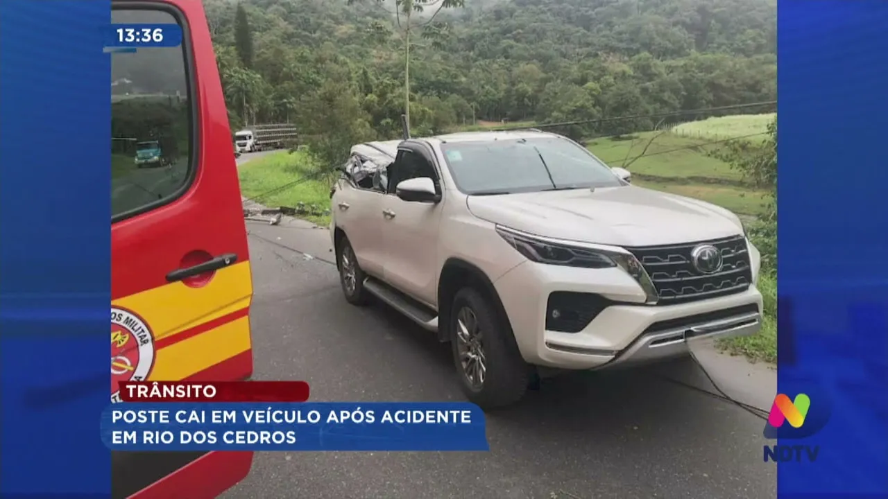 Trânsito: poste cai em veículo após acidente em Rio dos Cedros