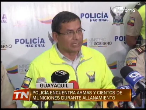 Policía encuentra armas y cientos de municiones durante allanamiento