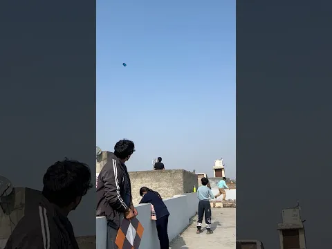 पतंग को लूटा🔥 #delhikitemarket #kite #kiteflying 🪁