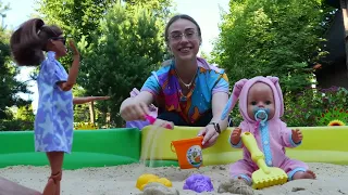 Emma-nukke haluaa leikkiä hiekalla