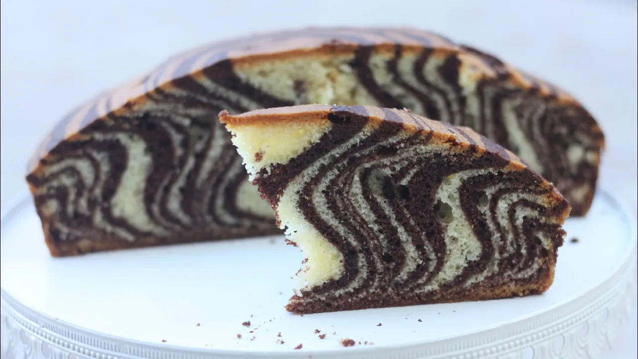 Bolo de cenoura mesclado com chocolate. Uma delícia! Adriene Amorim.