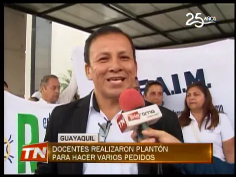 Docentes realizaron plantón para hacer varios pedidos