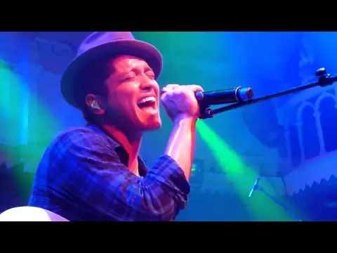 Download MP3 Bruno Mars - Talking To The Moon / Live in Amsterdam