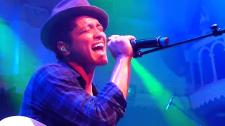 Download Bruno Mars - Talking To The Moon / Live in Amsterdam MP3