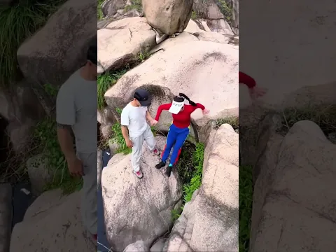 Cayendo en una cascada de montaña