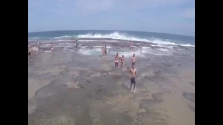 الناس في لحظة غضب البحر 