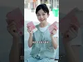 所有人嘲笑窮女孩不懂賭石，誰料她隨手挑中一塊廢料，竟切出價值連城的帝王綠！轉頭又開出傳說中的龍石種，震驚整個翡翠圈！誰也不知道，她家裡還藏著一個能複製萬物的聚寶盆！#赌石 #打脸 #宝贝
