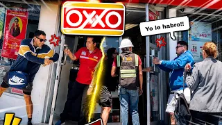 PELEANDO POR ABRIR LA PUERTA DEL OXXO! (BROMA)