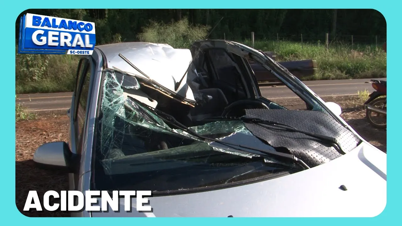 Carro bate contra caminhão que transportava casa na SC-484 em Guatambu