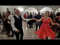 Lagu 18 10 2025 Pani w czerwonej kreacji z partnerem pięknie czują rytm tej melodii!