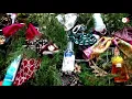 Download Lagu Gereja di Indonesia pasang masker dan hand sanitizer di pohon Natal