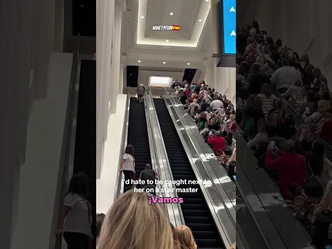 Ella solo quería escapar de la multitud... ¡pero al final, algo inesperado ocurrió!