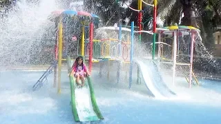 Download BERMAIN PEROSOTAN AIR RAME RAME DI KOLAM RENANG Kids Playing Water and Slide In The Swimming Pool MP3