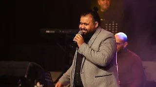 طول ما انت معايا   الاغنيه التي ابكت الجمهور يهديها محمود اكرم لروح والده من حفل حركه نغم   دندنها