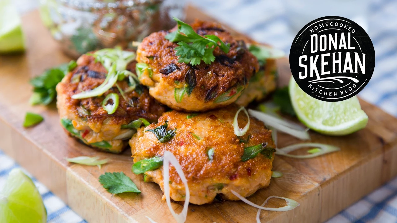 Simple Thai fish cakes with sweet chili sauce. 