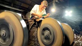 86 Year Old Japanese Blacksmith Makes a Knife His Son Can’t Copy