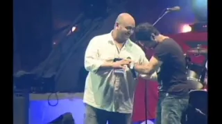 تامر حسنى يغنى مع اخوه حسام حسنى دندنها