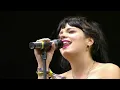Download Lagu Lily Allen smoking - Live at Glastonbury 2007 p1