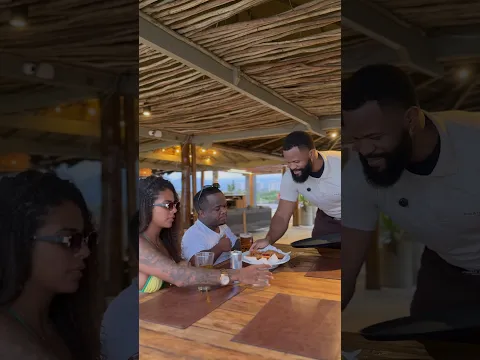 Quando o garçom faz de tudo pra vender 😂